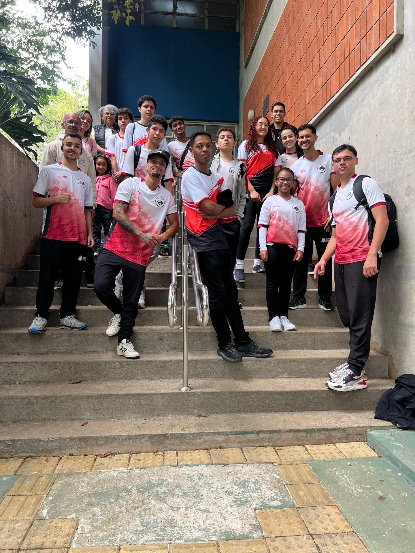 Equipe do Xadrez Taboão reunida em escadaria antes de competição